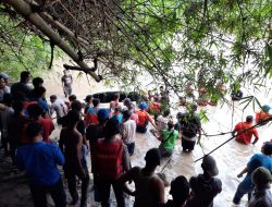 Ayah Selamat, Ibu dan Anak Tewas Terseret Banjir di Dalam Mobil
