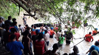 Ayah Selamat, Ibu dan Anak Tewas Terseret Banjir di Dalam Mobil