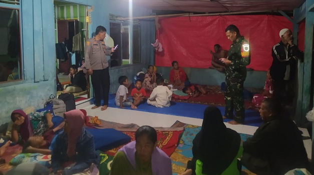 Akibat rumah diterjang banjir 250 warga Gampong Alue Ie Mirah Indra Makmur, Aceh Timur mengungsi ke Meunasah Mata Ue dan Dusun Akoja, Sabtu (26/02/2022) malam.