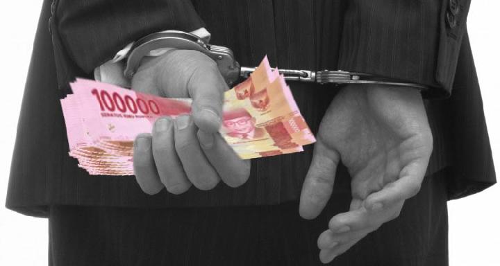 10 Orang Jadi Tersangka Korupsi RS Bersalin Di Makassar NON STOP - Penyidik Direktorat Reserse Kriminal Khusus (Ditreskrimsus) Polda Sulawesi Selatan menetapkan 10 orang sebagai tersangka dalam kasus dugaan korupsi pembangunan Rumah Sakit Bersalin Fatimah Makassar. Kasus itu diduga merugikan negara hingga Rp9,3 miliar. "Memang yang ditetapkan ada 10 tersangka dari kasus RS Fatimah Makassar yang hasil audit BPK kerugian sekitar Rp 9,3 miliar," kata Direktur Krimsus Polda Sulsel, Kombes Pol Widony Fedri saat ditemui di Bandara Hasanuddin, Kamis (10/3). Widoni mengatakan dari 10 tersangka itu, sebanyak 5 orang di antaranya berdomisili di Jakarta. Mereka yang ditangkap di Jakarta memiliki peran pelaksana proyek. Ada pula yang merupakan direktur dari RSB Fatimah Makassar. "Peran 5 tersangka ini ada pelaksana dan jabatannya 5 tersangka ini, 3 diantaranya punya perusahaan kemudian ada direktur rumah sakit," kata Widoni. "Nanti di dalam proses penyidikan itu kan bisa berkembang dari 5 tersangka ini, arahnya kemana nanti kita lihat yang pasti dari 10 tersangka ini yang mendasari terjadinya kerugian negara," jelasnya. Widoni mengaku tidak menutup kemungkinan jumlah tersangka bertambah lagi mengingat penyidikan masih berjalan. Polisi pun terus melakukan pengembangan. "Bisa jadi bertambah tersangkanya tergantung hasil penyidikan itu bisa berkembang," imbuhnya.(*) Editor : Ibnu Sumber : CNN INDONESIA