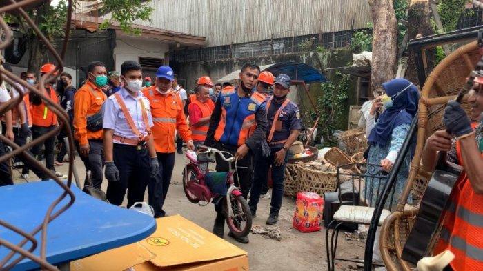 PT KAI Tertibkan Rumah di Bantaran Rel