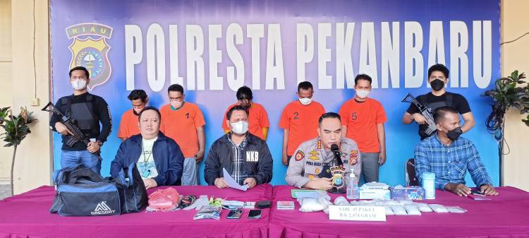 Polisi Pekanbaru Tangkap Lima Pengedar Sabu-Sabu Dengan Bukti 2,4 KG