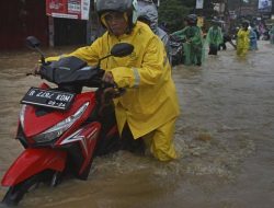 Banjir Serang Putus Sejumlah Akses Jalan