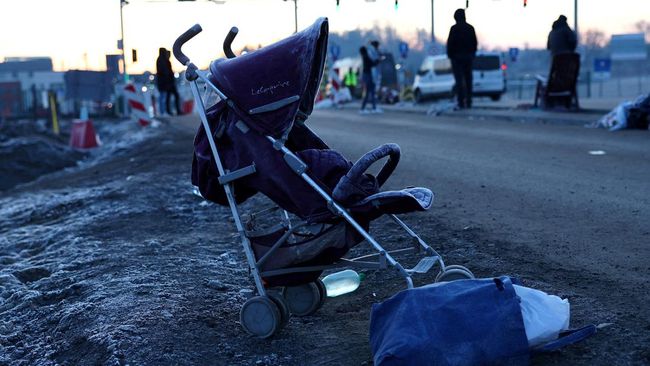 109 Kereta Bayi Kosong Simbol Anak-anak Tewas Akibat Agresi Rusia