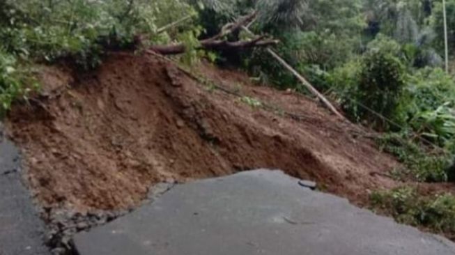 Longsor Susulan, Akses Jalan Di Pasaman Barat Putus Total