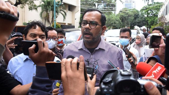 Haris Azhar Serahkan 20 Bukti Baru Usai Jadi Tersangka