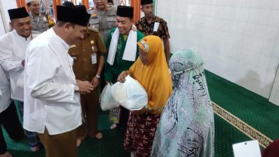 100 Paket Sembako Diserahkan untuk Kaum Dhuafa