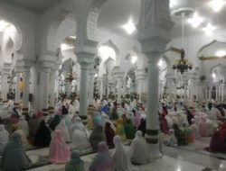 Antusias Warga Aceh Hingga Makassar Salat Tarawih Berjemaah