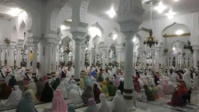 Antusias Warga Aceh Hingga Makassar Salat Tarawih Berjemaah