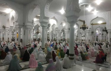 Antusias Warga Aceh Hingga Makassar Salat Tarawih Berjemaah