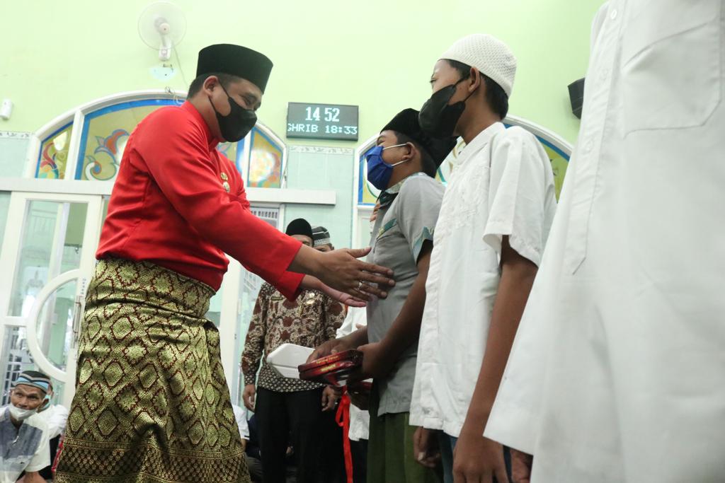 Wali Kota Salurkan Bantuan Ambulans Umat kepada BKM Ar-Raudhah