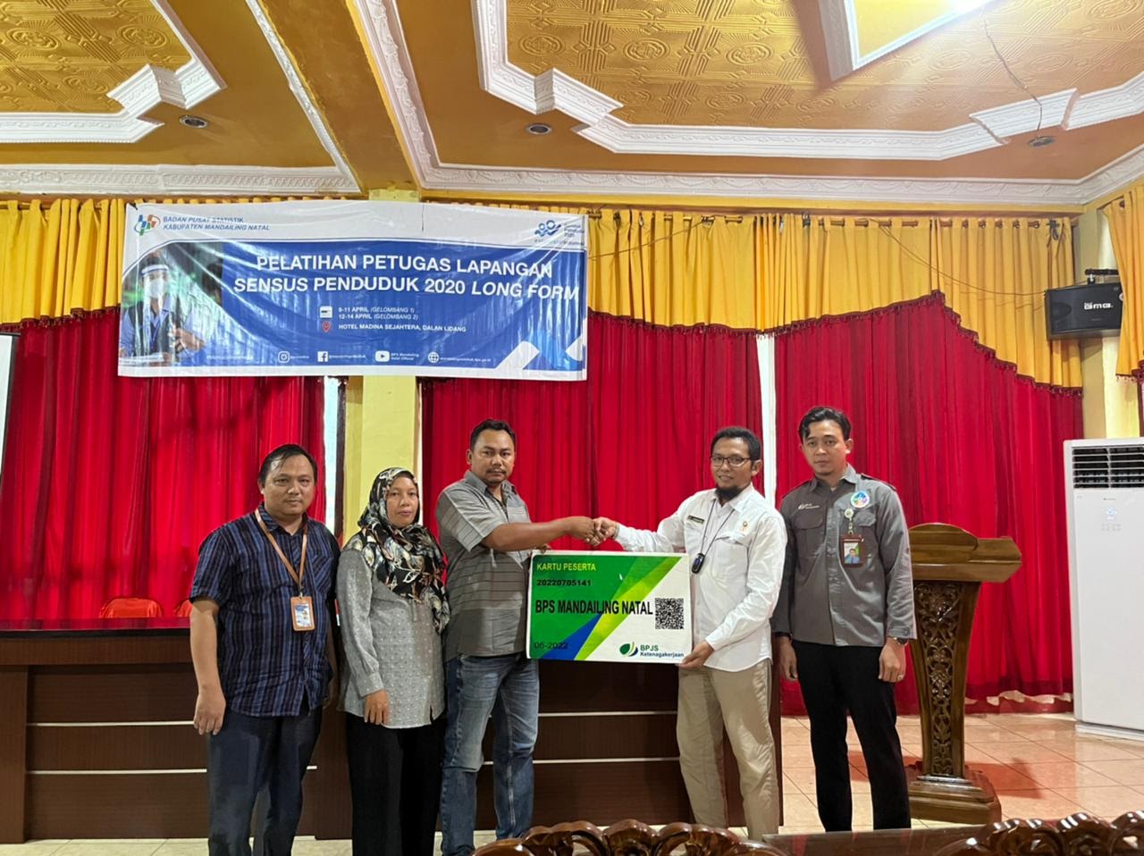 BPJS Ketenagakerjaan Madina Serahkan Kartu BPJS ke 142 Petugas LFSP BPS