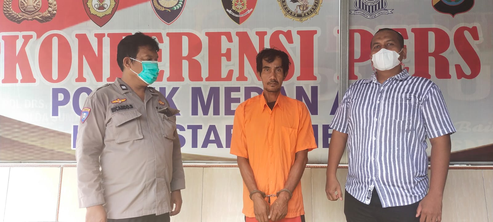 Pelaku diapit dua petugas Polsek Medan Area.