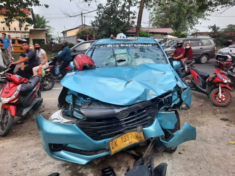Taksi Blue Bird Tabrak Pemotor 1 Orang Tewas