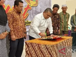 Bupati Tapsel Resmikan Pasar Rakyat Sipagimbar
