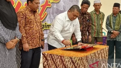 Bupati Tapsel Resmikan Pasar Rakyat Sipagimbar