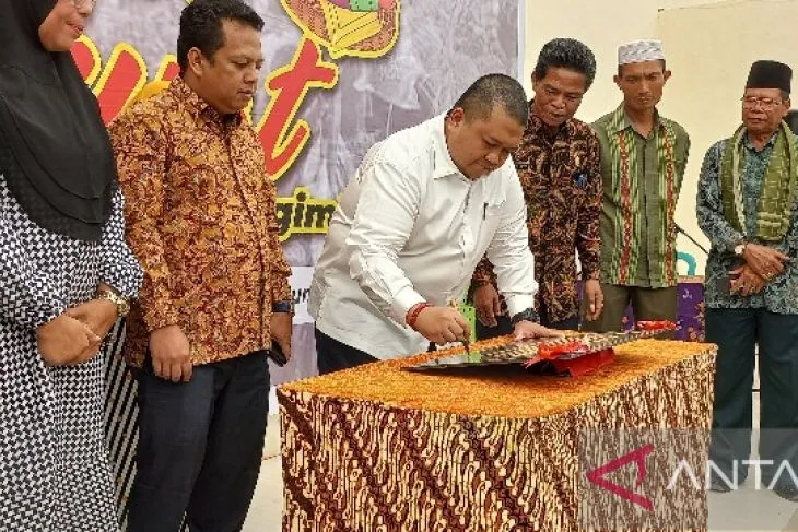 Bupati Tapsel Resmikan Pasar Rakyat Sipagimbar