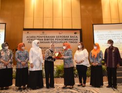 Nawal Lubis Serahkan Gerobak Baca kepada Lima Kabupaten
