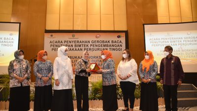 Nawal Lubis Serahkan Gerobak Baca kepada Lima Kabupaten