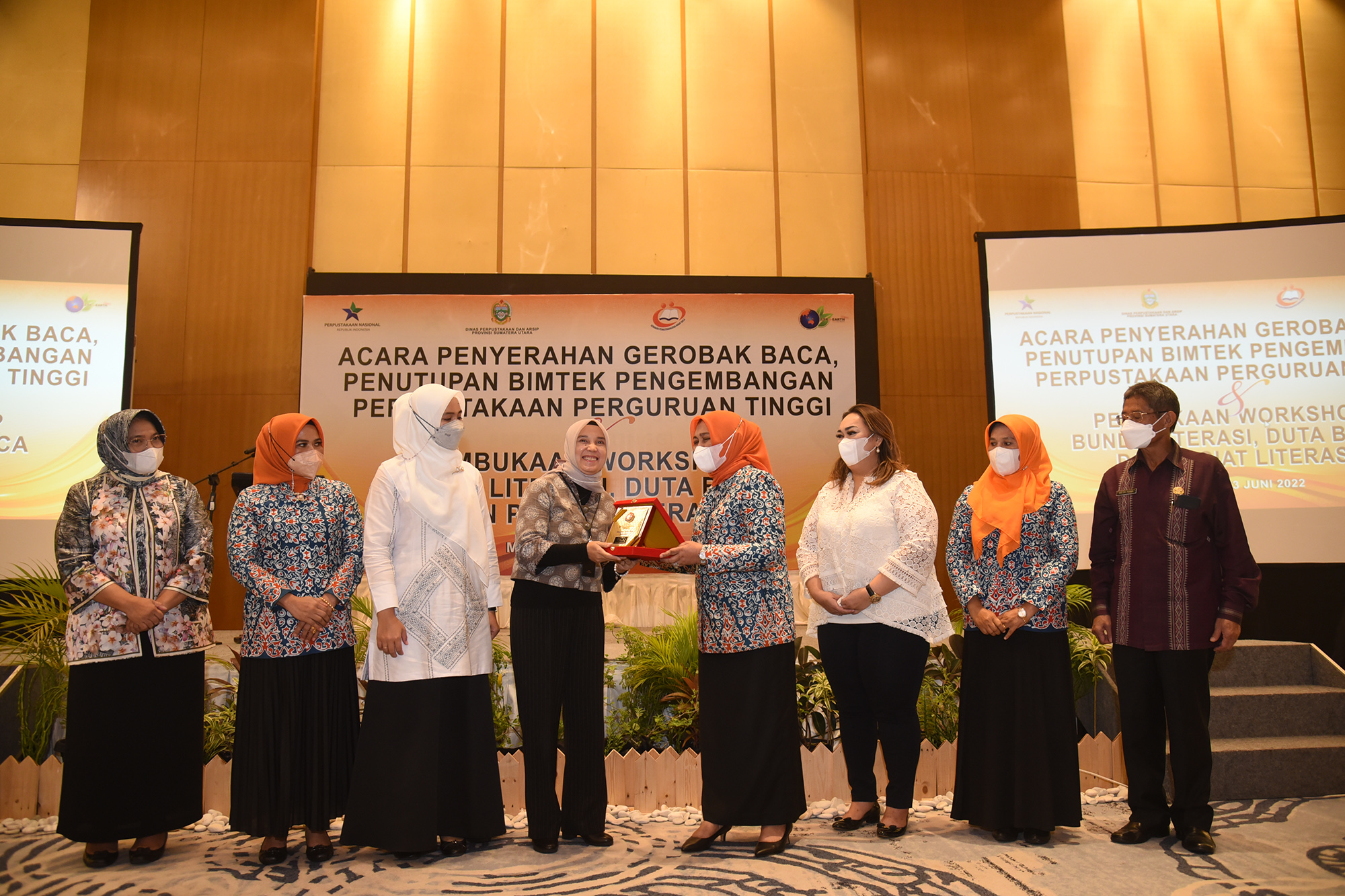 Nawal Lubis Serahkan Gerobak Baca kepada Lima Kabupaten