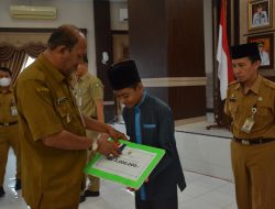 Bansos Pelajar & Mahasiswa Berprestasi Senilai Rp93 juta Diserahkan Afandin