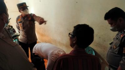 Petugas melakukan olah TKP di lokasi.