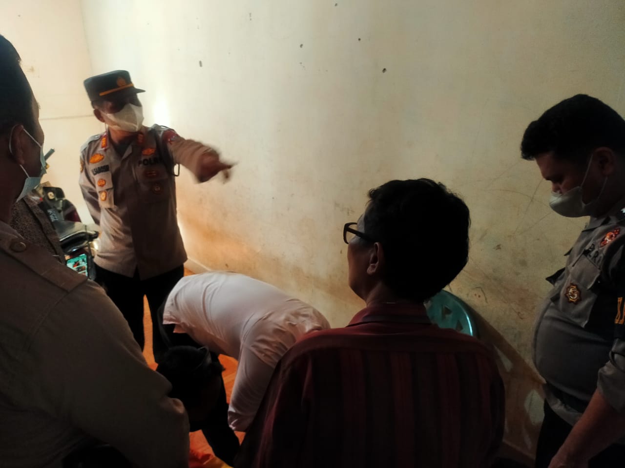 Petugas melakukan olah TKP di lokasi.