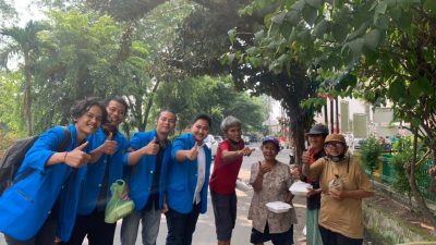 KOPERMASU Bagikan Nasi Bungkus ke Abang Becak & Pemulung