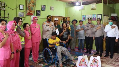 Polres Karo Berikan Kursi Roda pada Penyandang Disabilitas
