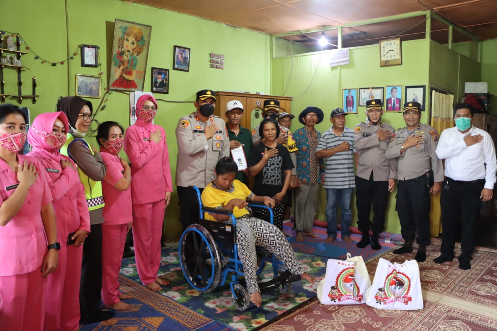 Polres Karo Berikan Kursi Roda pada Penyandang Disabilitas