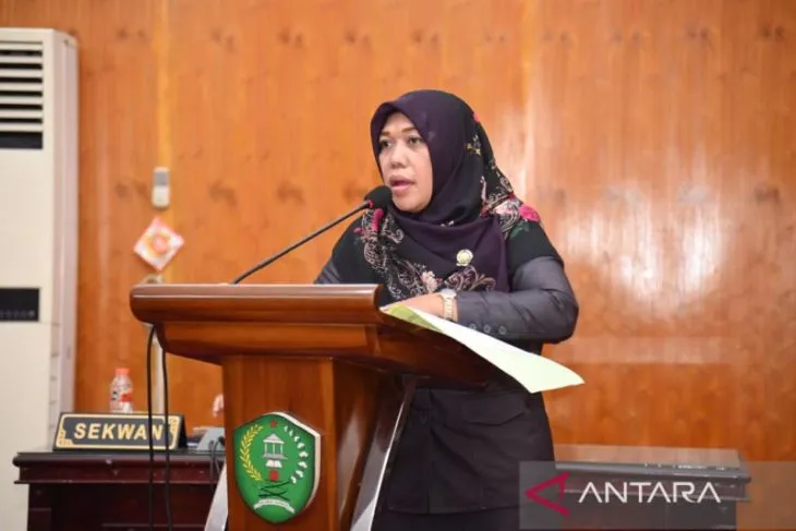 Ketua Bapemperda DPRD Kota Padang Sidempuan Hj Eliyati saat menyampaikan usulan Ranperda Kota Padang Sidempuan.