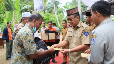 Asisten II Ikramsyah Nasution saat memberikan bantuan secara simbolis.