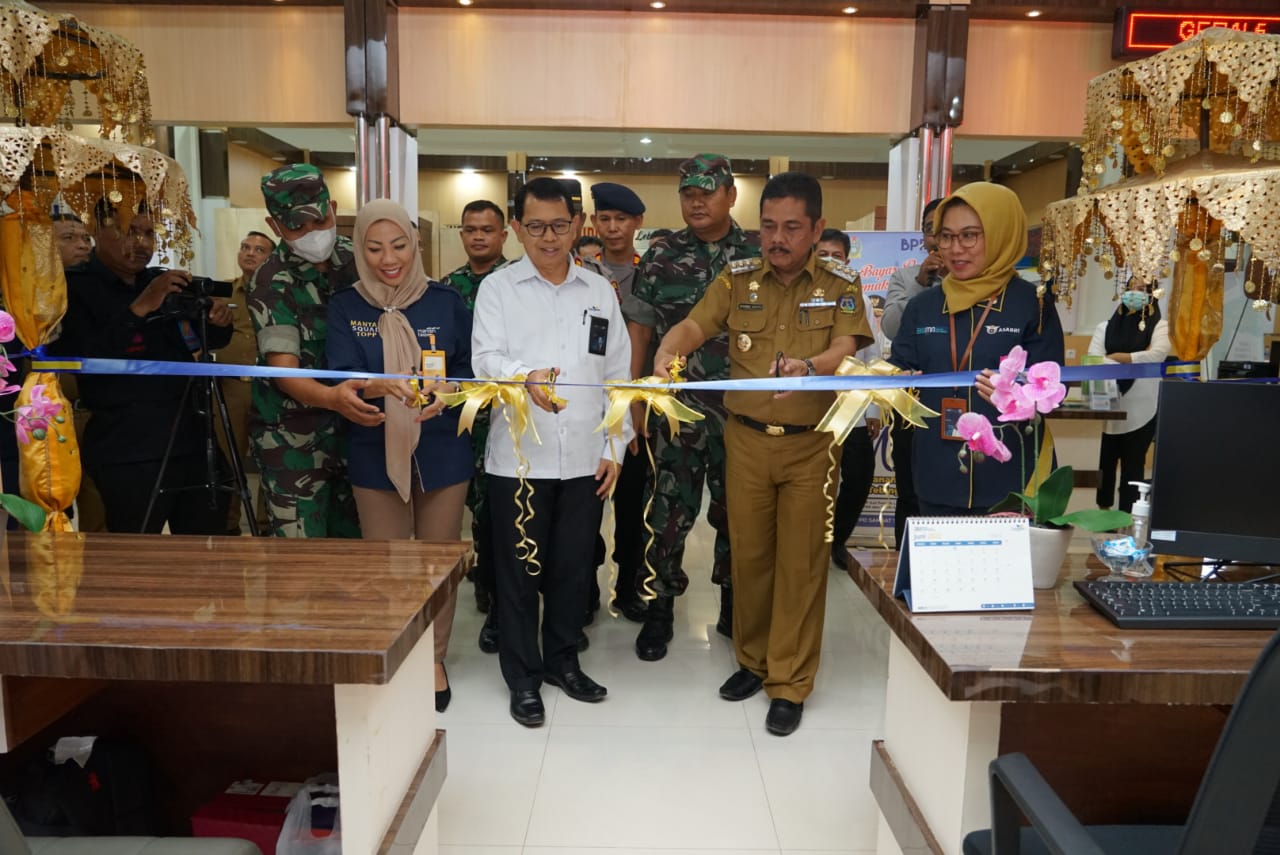 Pj walikota Tebingtinggi bersama Muspida lainnya saat meresmikan pembukaan gerai PT Asabri (Persero) dan PT Taspen.