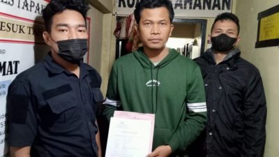 Petugas Polres Tapanuli Utara menahan NTL (tengah) oknum Dosen Institut Agama Kristen Negeri (IAKN) Tarutung yang mensodomi mahasiswanya.