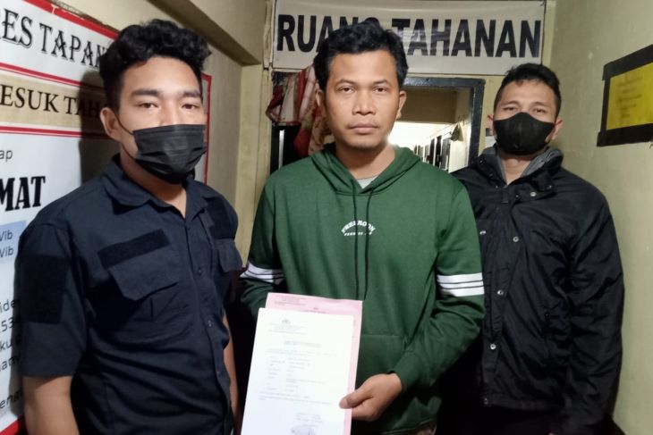 Petugas Polres Tapanuli Utara menahan NTL (tengah) oknum Dosen Institut Agama Kristen Negeri (IAKN) Tarutung yang mensodomi mahasiswanya.