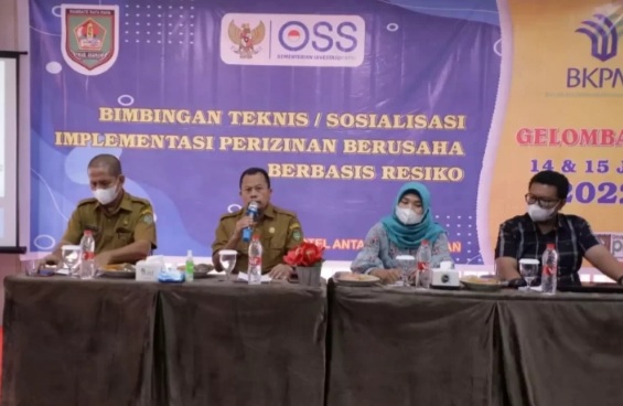 Asisten Ekonomi Pembangunan Drs Muhilli Lubis membuka secara resmi Bimbingan Teknis / Sosialisasi Implementasi Perizinan Berusaha Berbasis Resiko.