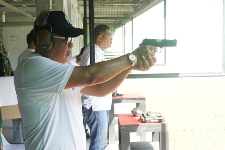 Wakil Wali Kota Aulia Ikuti Lomba Tembak Pistol Eksekutif