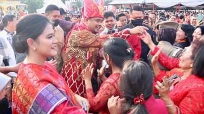 Hadiri Perayaan Merdang Merdem Bobby dan Kahiyang Menari Bersama Masyarakat
