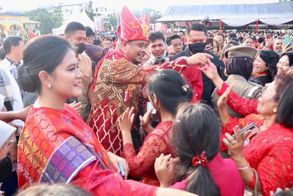 Hadiri Perayaan Merdang Merdem Bobby dan Kahiyang Menari Bersama Masyarakat