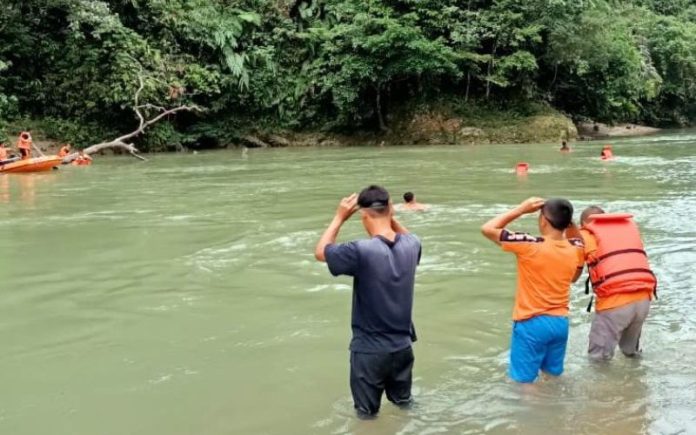 Tim SAR dibantu warga saat mencari santri yang hanyut.
