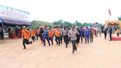 Bupati Paluta Andar Amin Harahap dan Kapolres Tapsel AKBP Roman S Elhaj saat mengikuti aksi simulasi penanganan Karhutla.