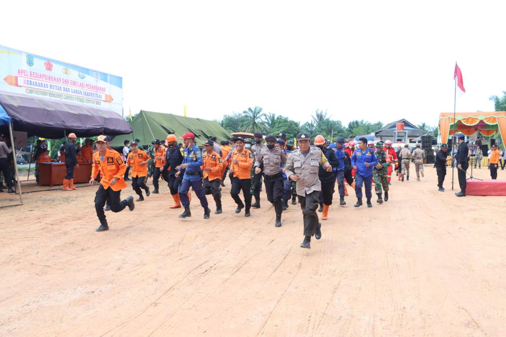 Bupati Paluta Andar Amin Harahap dan Kapolres Tapsel AKBP Roman S Elhaj saat mengikuti aksi simulasi penanganan Karhutla.