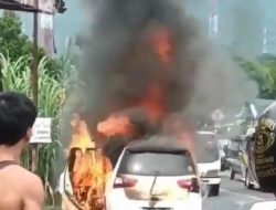 Mini Bus Terbakar Jadi Tontonan Warga