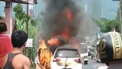Mini Bus Terbakar Jadi Tontonan