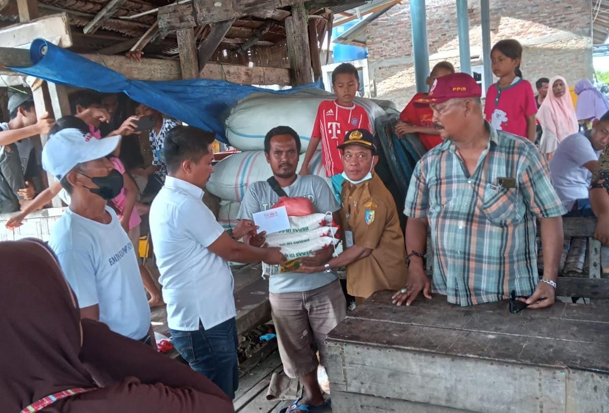 Koordinator Kadin salurkan bantuan dan tali asih serta sembako kepada warga nelayan.
