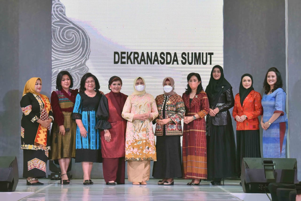 Songket Batu Bara Tampil Memukau di Ajang Sumut Fashion Week 2022
