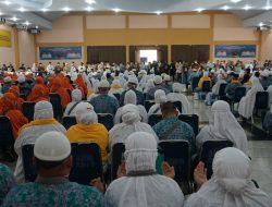 Sambut Kepulangan Jamaah Haji Kloter 7, Afandin Bagikan 385 Nasi Bungkus