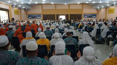 Sambut Kepulangan Jamaah Haji Kloter 7, Afandin Bagikan 385 Nasi Bungkus