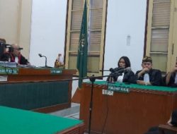 Eksepsi Ditolak, Dokter Suntik Vaksin Kosong Menangis
