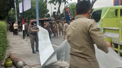 Wujudkan Estetika Kota Satpol PP Medan Bongkar Reklame di Jalan Imam Bonjol